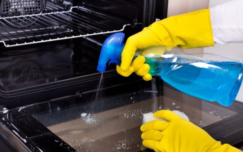 how to clean oven- using cleaning supplies