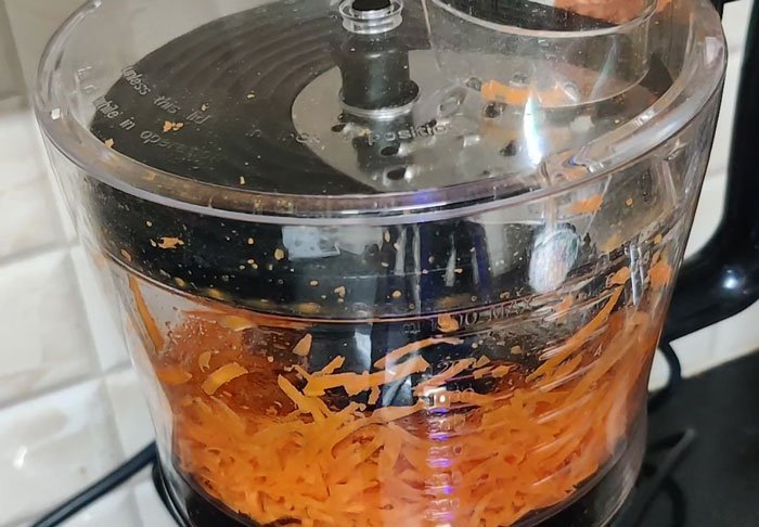 Philips HL7707 Mixer Grinder Review- carrot grated uniformly