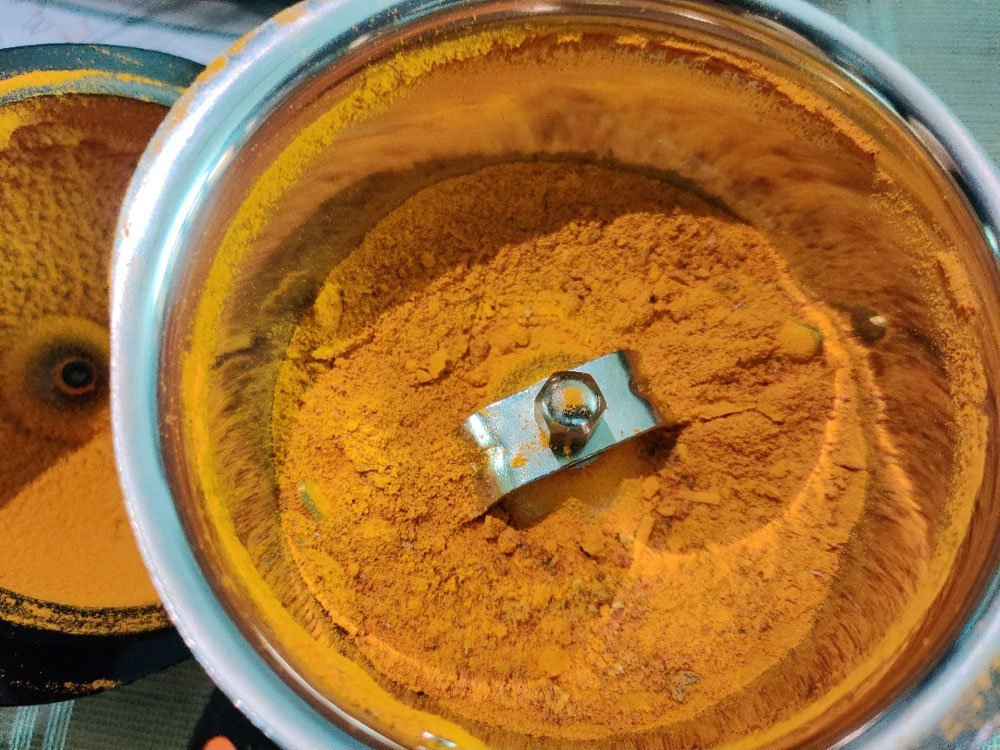 turmeric ground in Vidiem MG521A to test best 750 watts mixer grinders in India