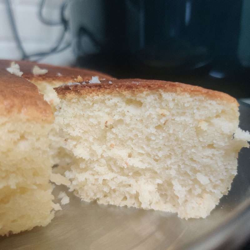 Texture of cake baked for Hestia Nutriview digital air fryer review