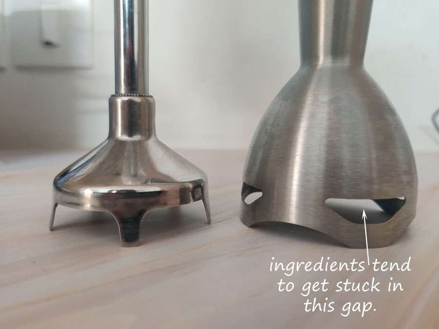ingredients don't get stuck in the gap in Philips HL1655's blade guard.