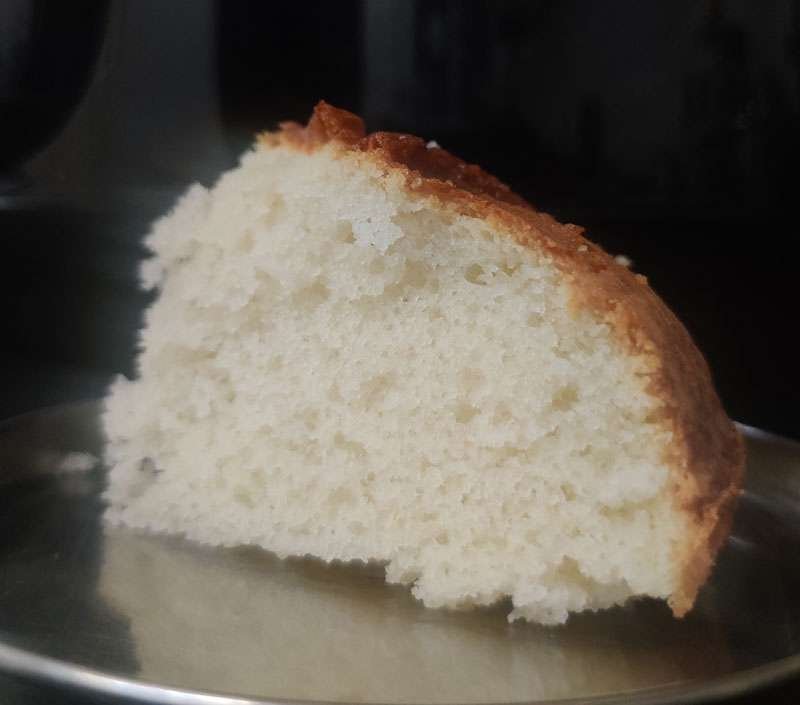 Texture of cake baked in Inalsa Nutrifry air fryer