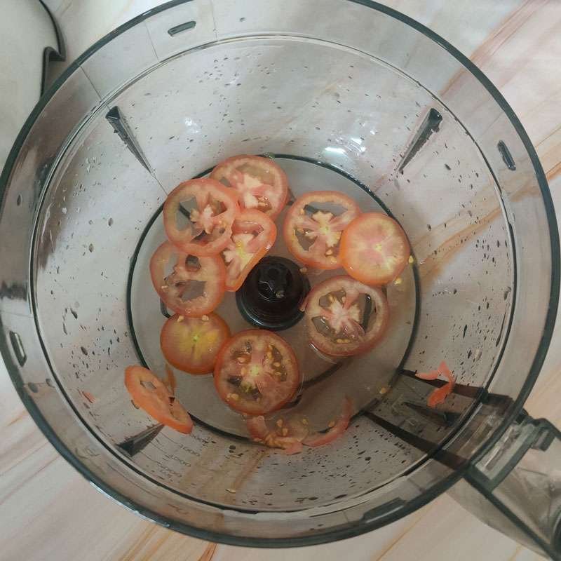 Tomatoes thickly sliced in Usha FP3811 Food Processor