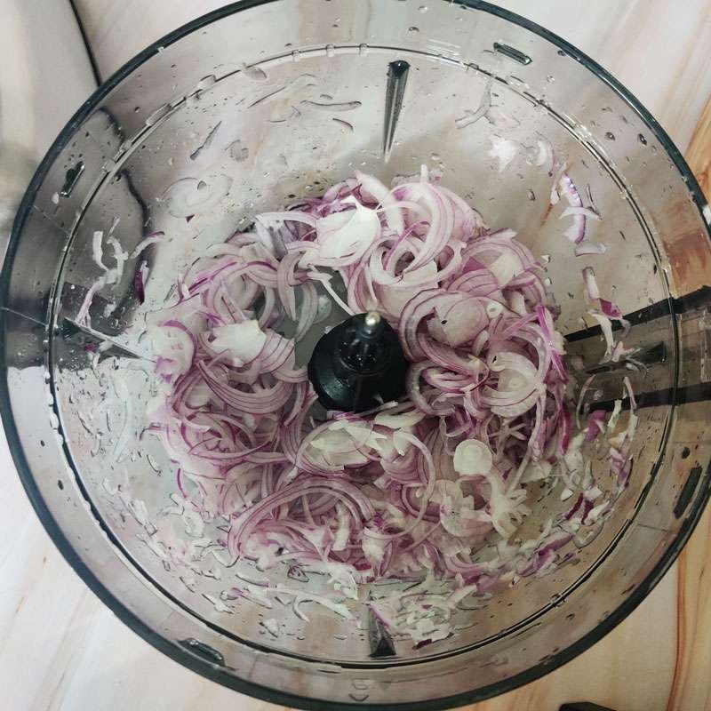 Onion finely sliced in Usha FP3811 food processor