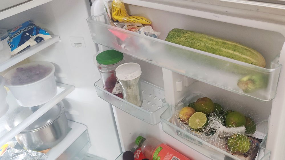 how to clean refrigerator? Discard old food